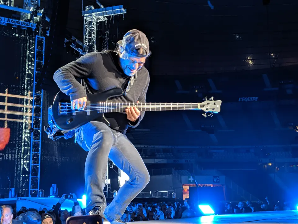 Robert Trujillo, accroupi au bord