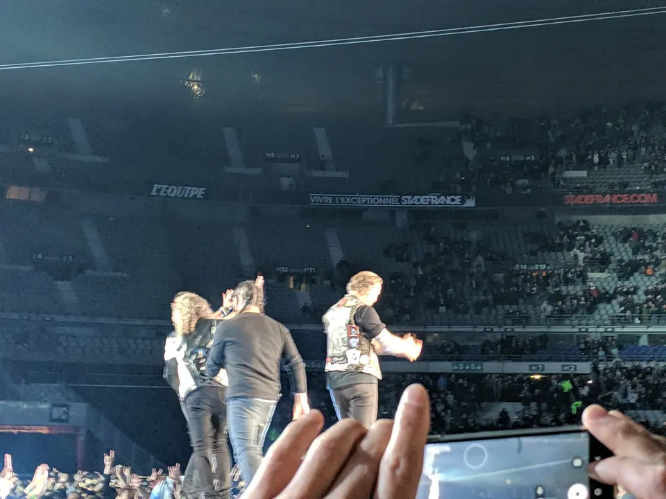 Le salut final du groupe