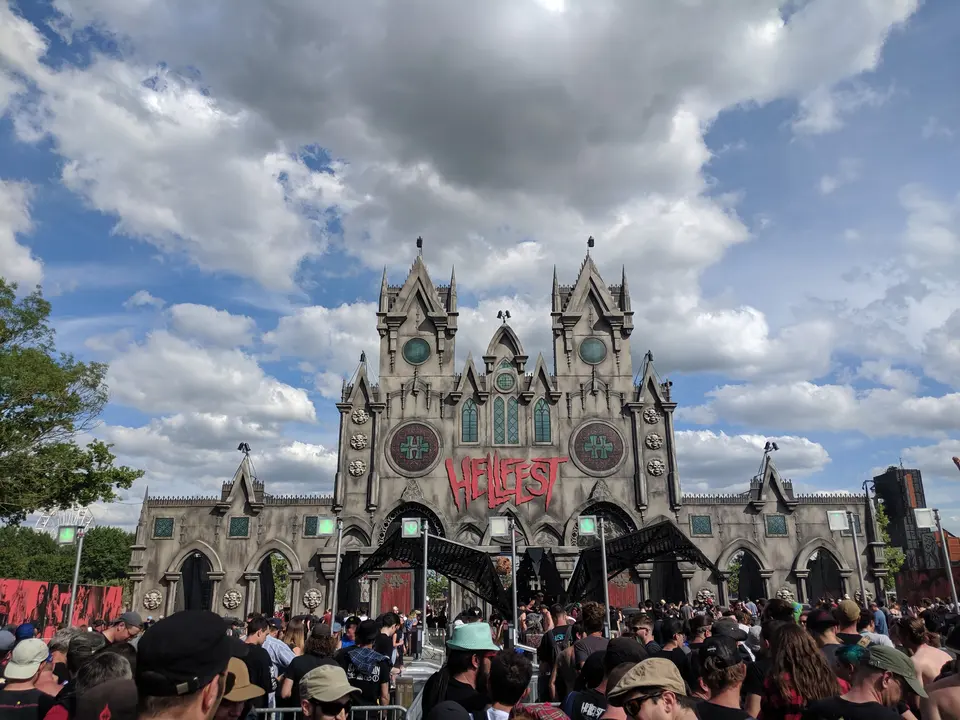 La cathédrale d'entrée du Hellfest