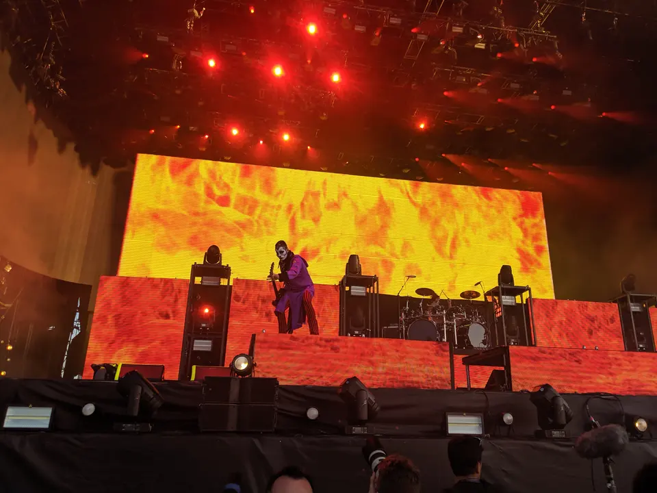 Rob Zombie devant un mur de feu
