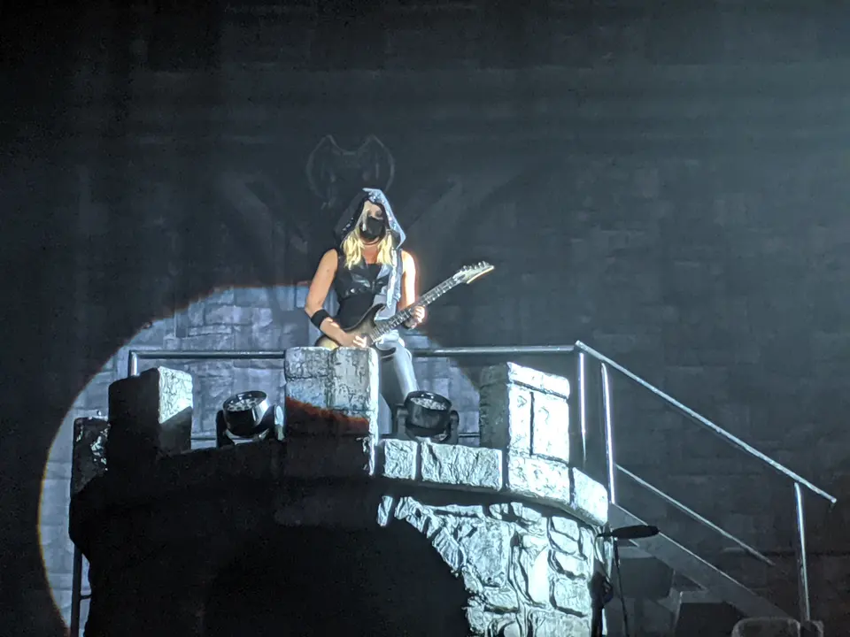Nita Strauss en solo sur les remparts