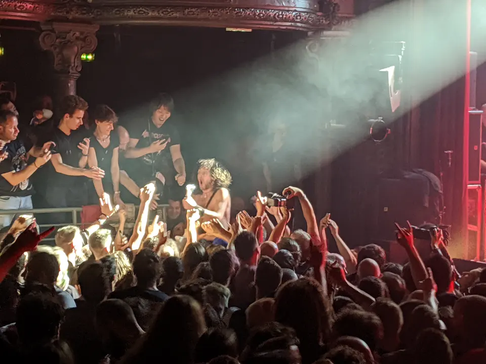 Joel plonge dans la foule