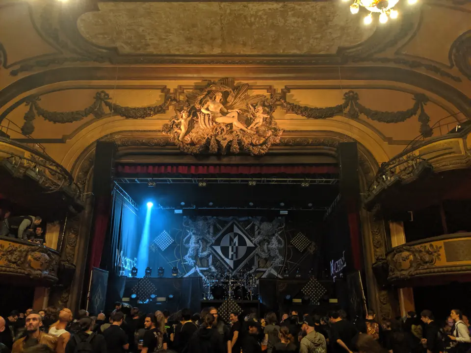 Le décor attend, salle dorée
