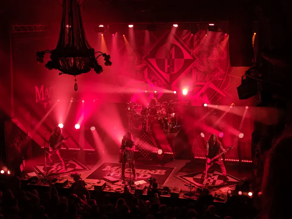 Le Trianon embrasé de rouge
