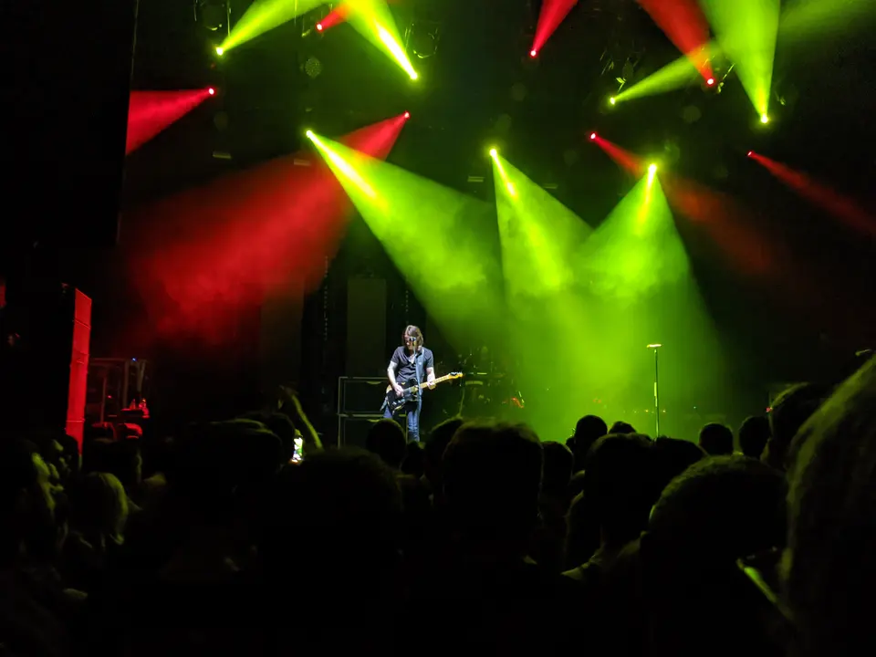 Seul sous les lasers verts