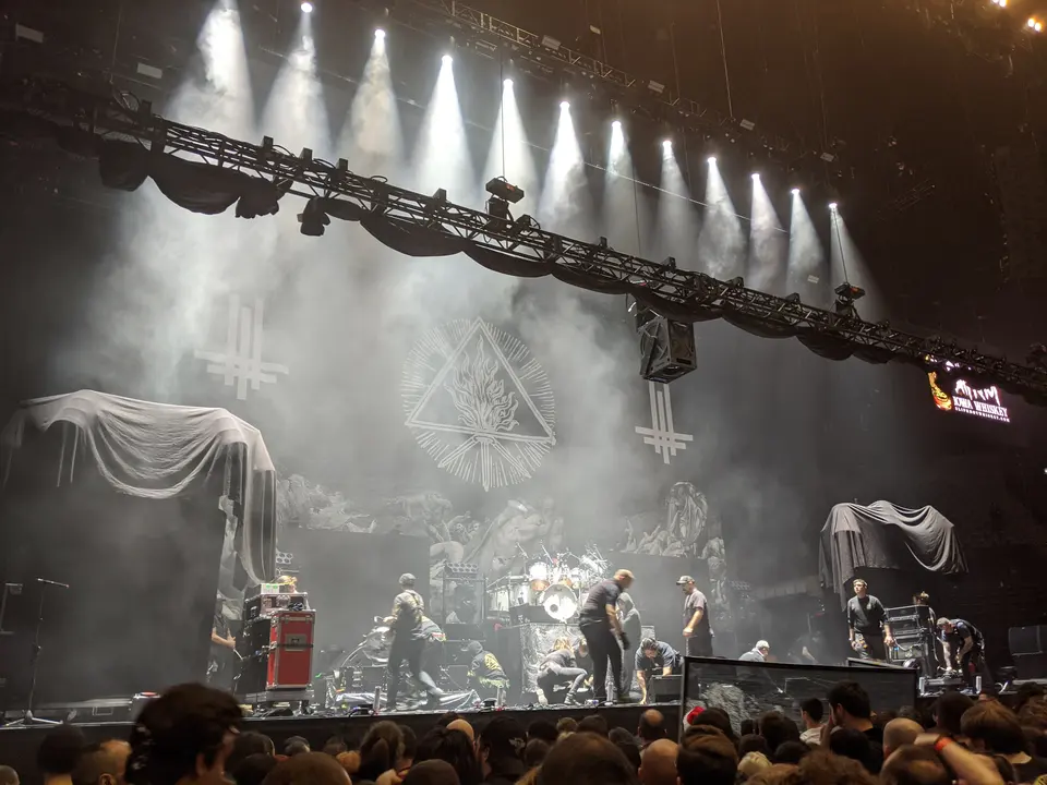 Scène de Behemoth dans la fumée