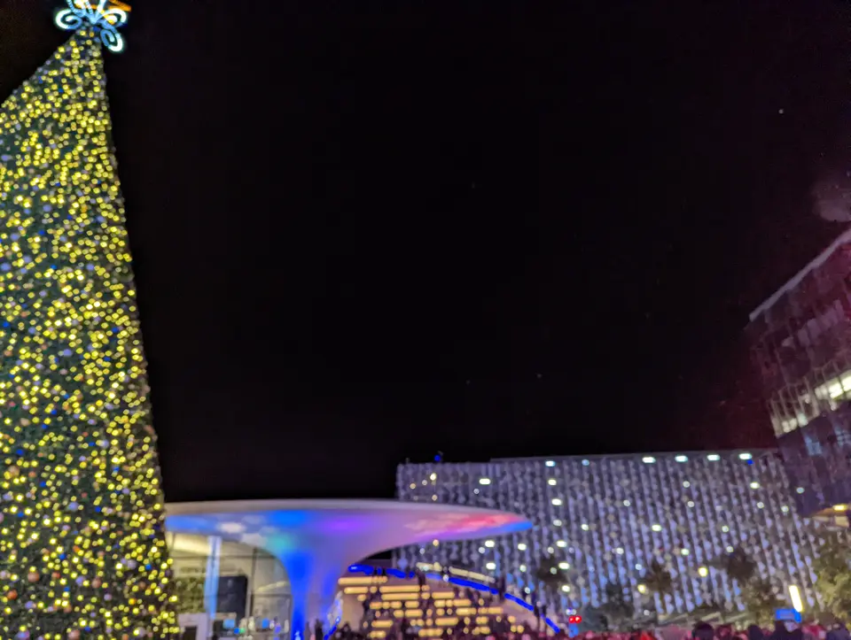Sapin de Noël devant le Chase Center