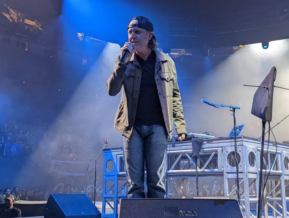 Lars Ulrich au micro avant le concert