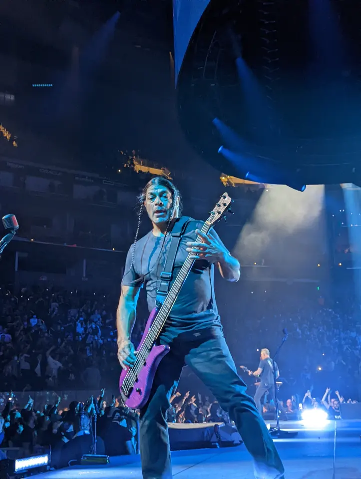 Robert Trujillo, basse en avant