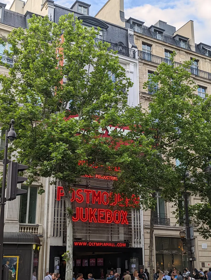 Le fronton rouge mythique de l'Olympia