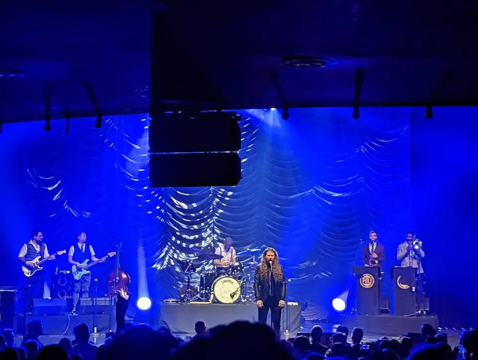 Chanteuse et cuivres sous le bleu