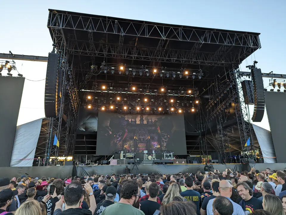 La scène attend, encore en plein jour