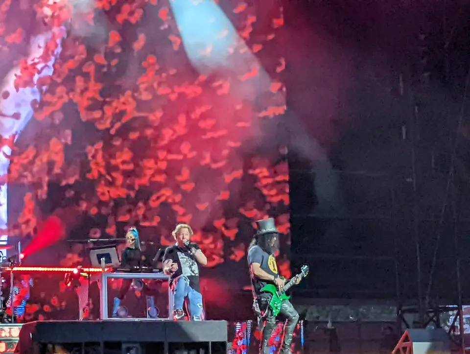 Axl et Slash sous les roses rouges