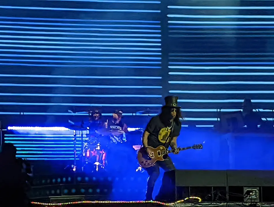 Slash, chapeau et Les Paul en bleu