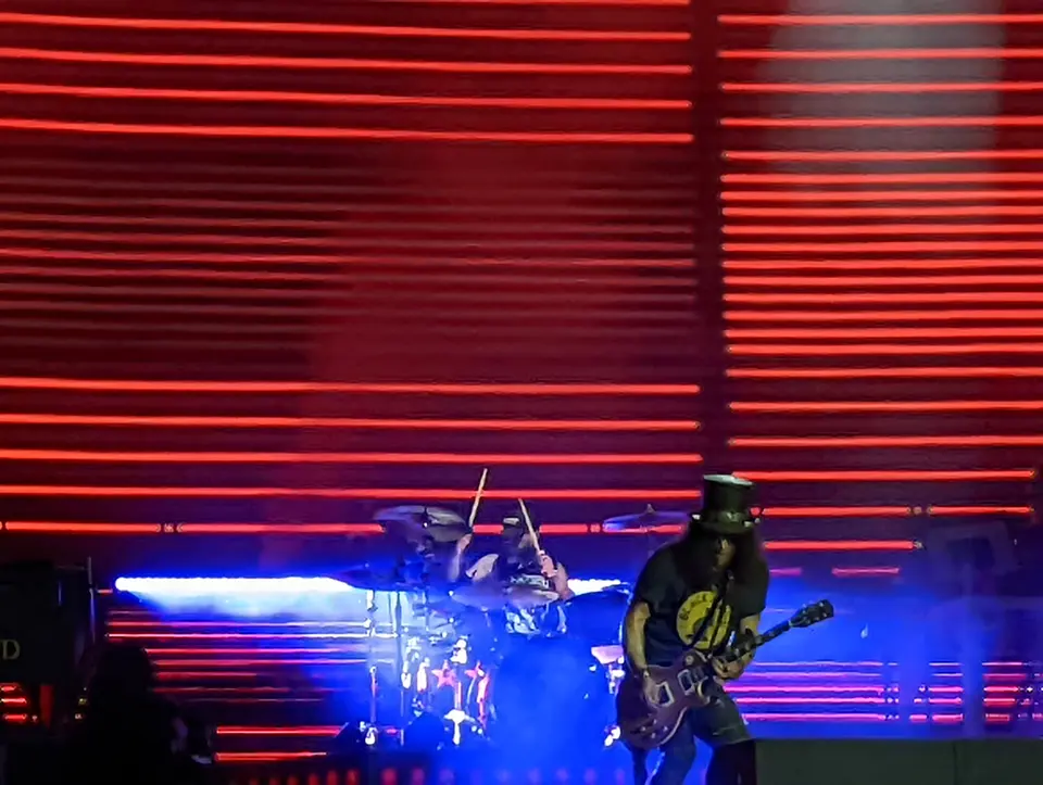 Slash et la batterie, tout en rouge