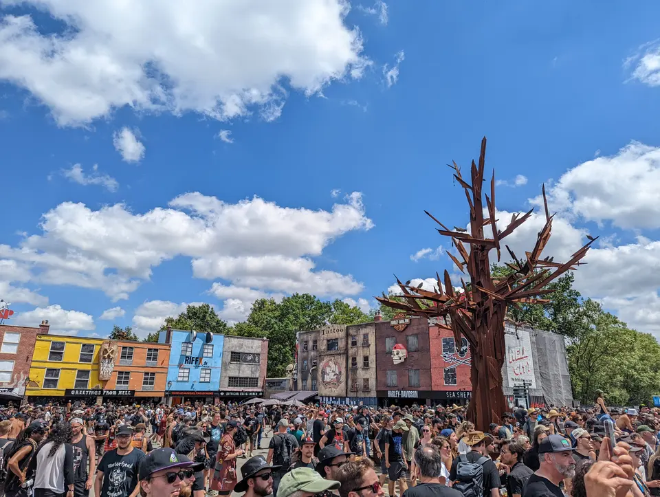 Hell City et l'arbre de métal