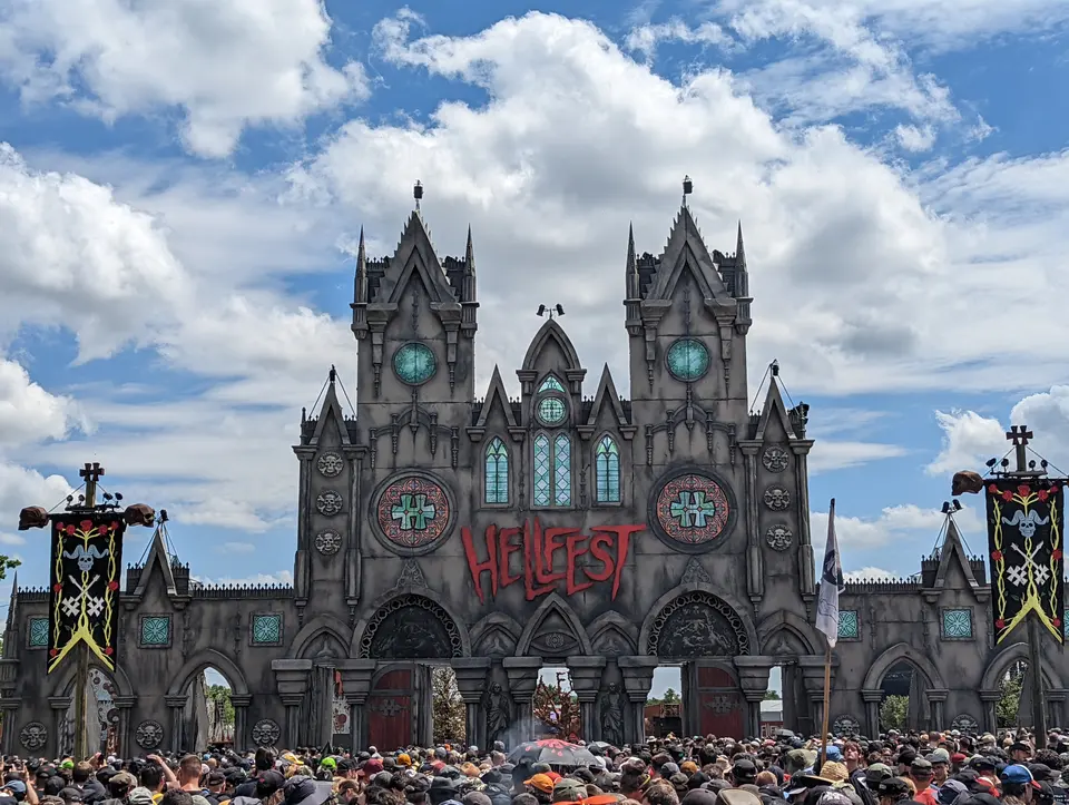 La cathédrale d'entrée du Hellfest