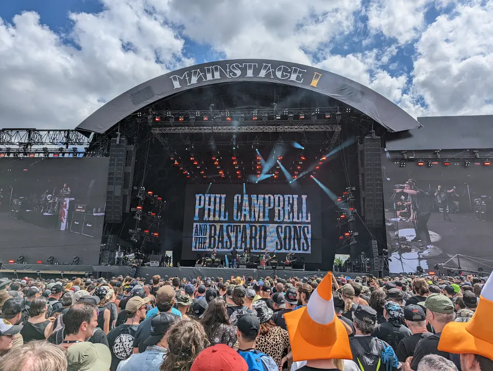 Mainstage 1, foule et cônes orange