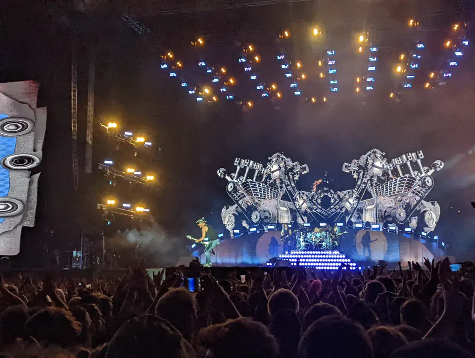 Le décor moteur V8 de Rock Believer