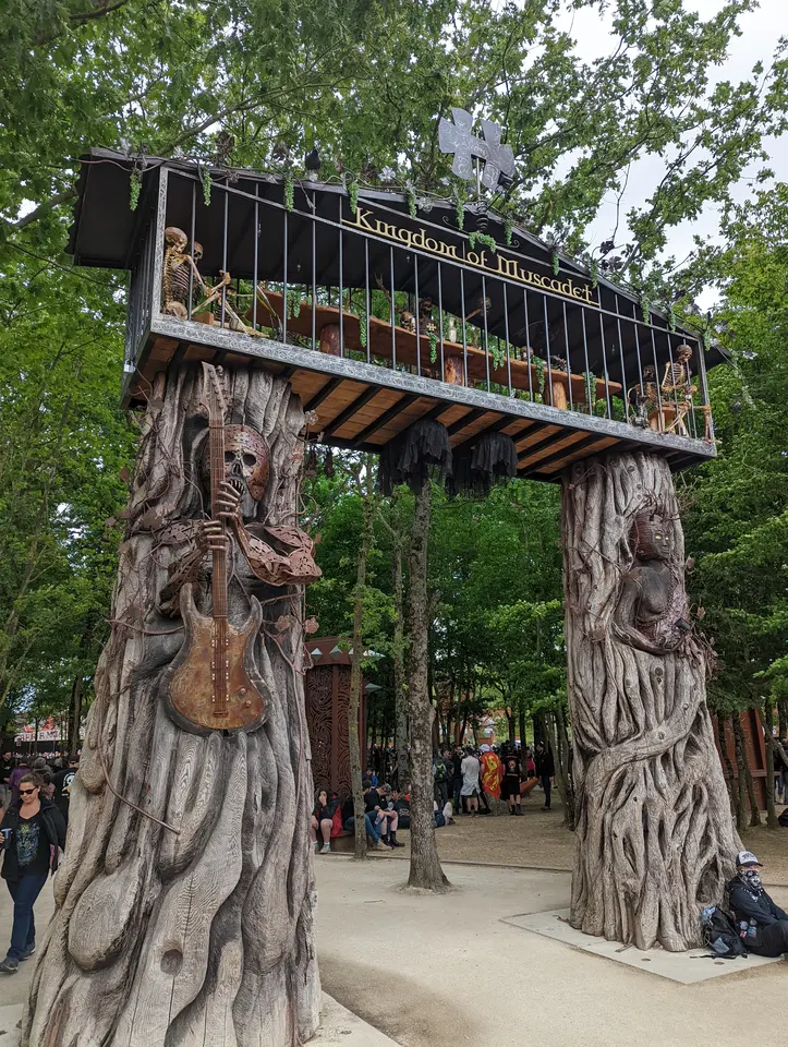 Arche sculptée du Hellfest