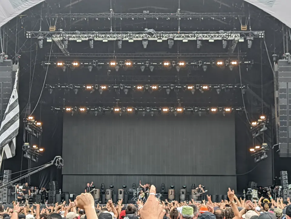 La Mainstage attend, drapeau breton