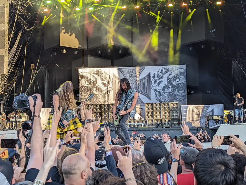 Zakk Wylde en kilt, riffs lourds