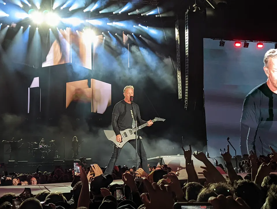 Hetfield au micro, projecteurs blancs