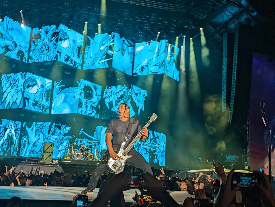 Robert Trujillo devant les écrans bleus