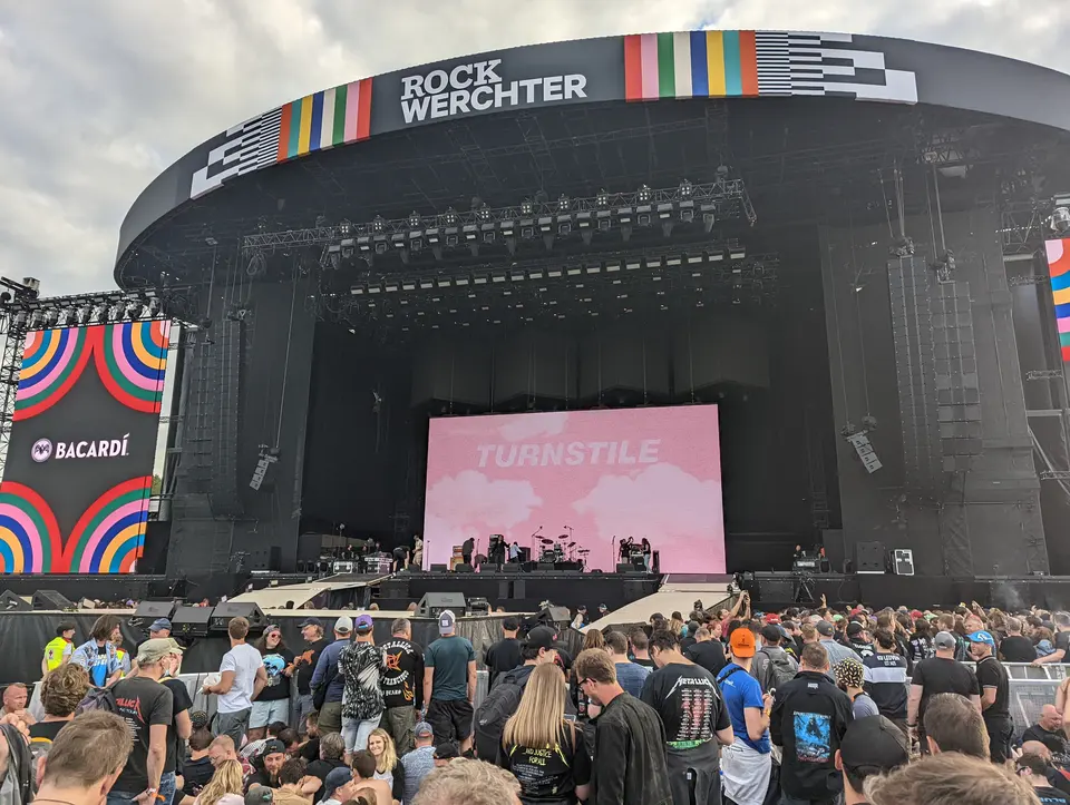 La Main Stage avant la nuit