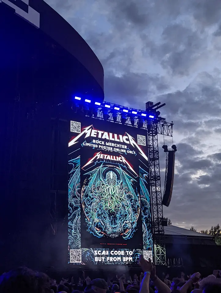 L'affiche Metallica sur l'écran géant