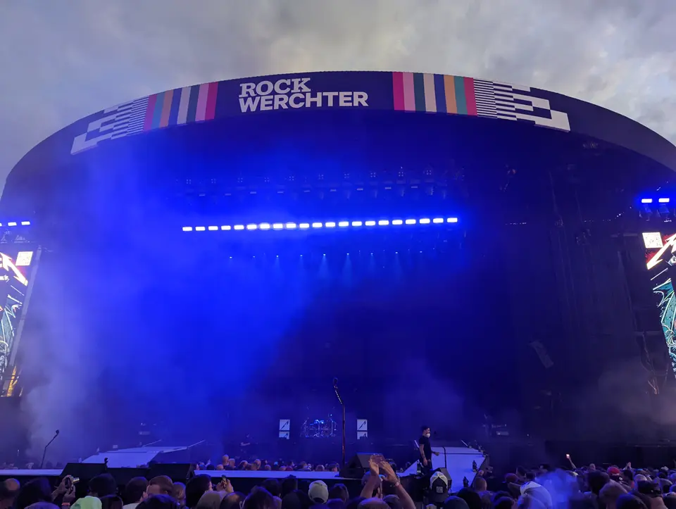 Fumée bleue, l'intro commence