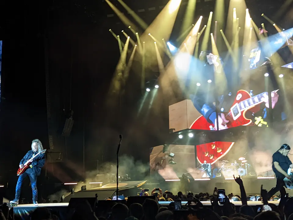 Guitares géantes sur les écrans