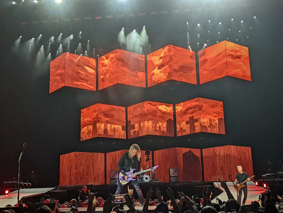 Kirk Hammett devant les cubes rouges