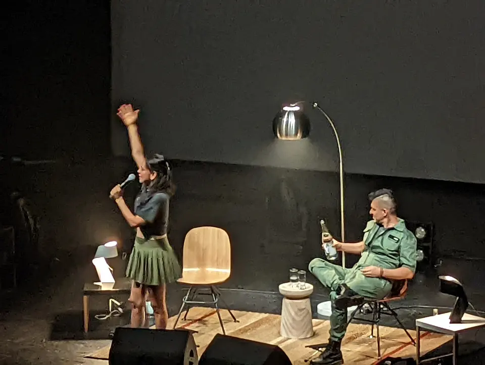 Gabriela harangue la salle, bras levé