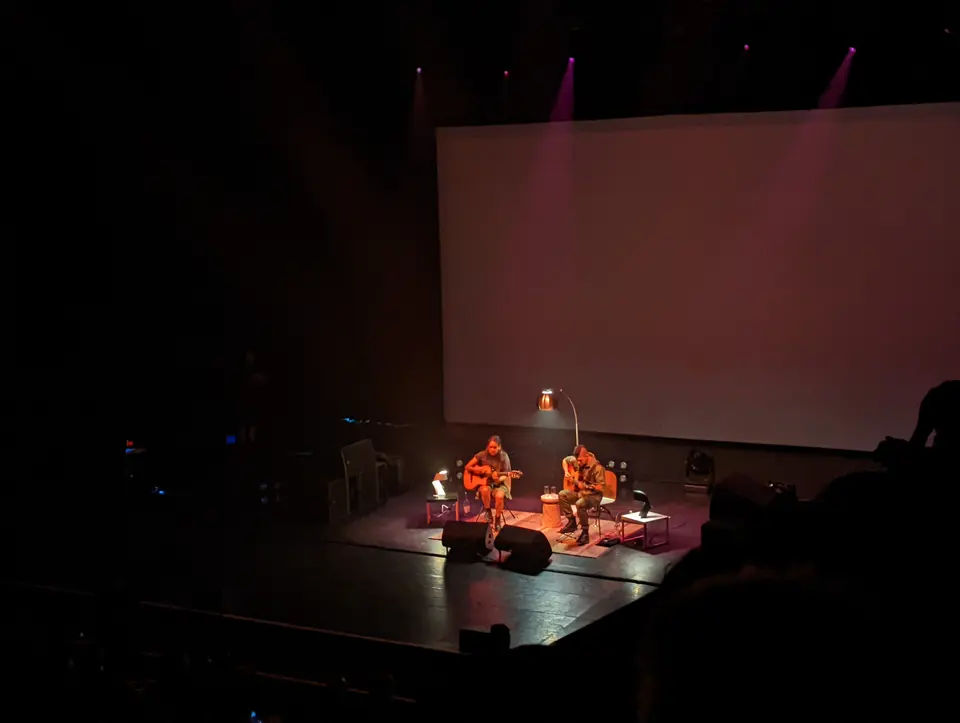 Ambiance salon sous lumière rouge