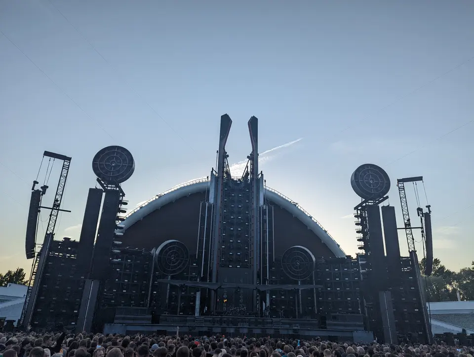La cathédrale d'acier en plein jour