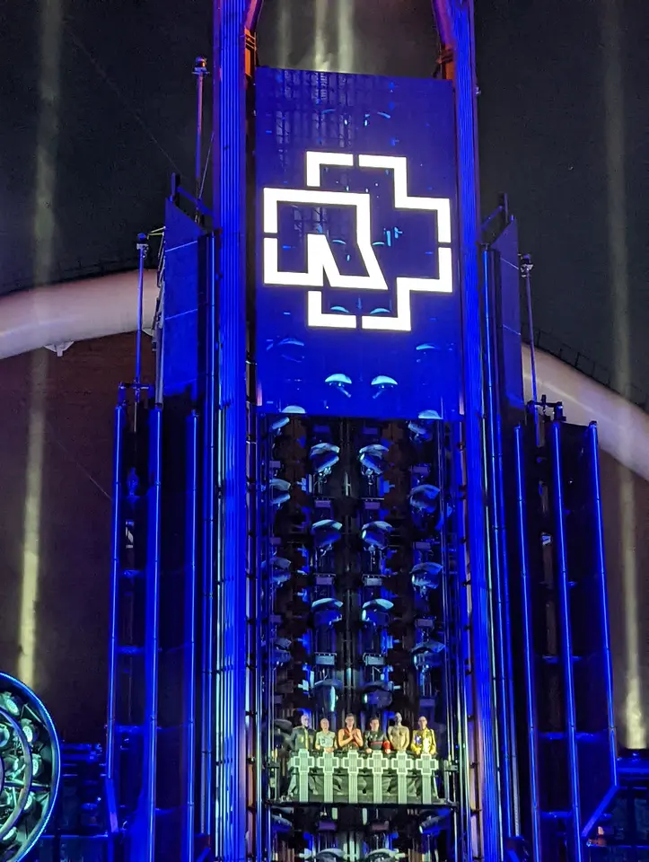 Le logo géant en bleu