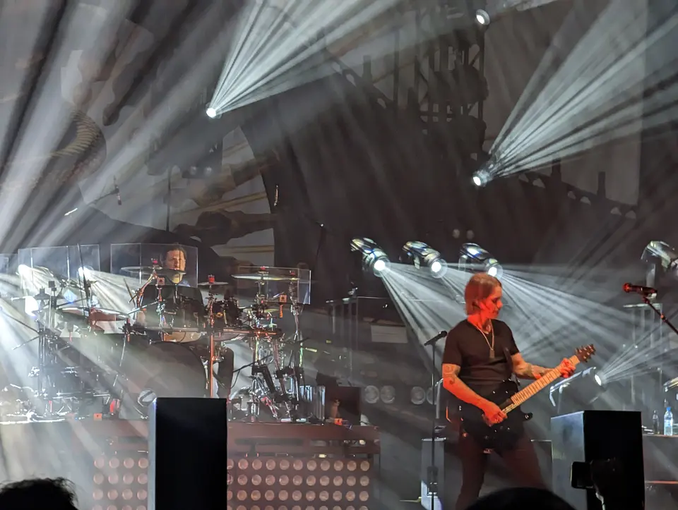 Myles Kennedy sous les faisceaux blancs