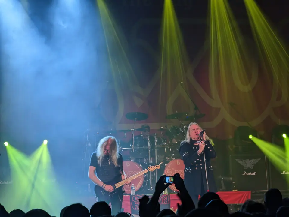 Biff Byford au micro, guitare à côté