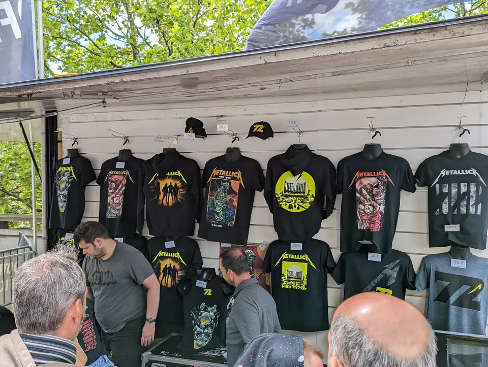 Le stand merch M72