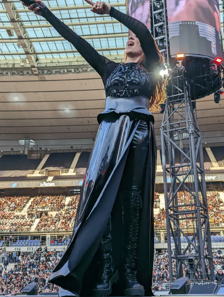 Simone Simons, bras vers le ciel