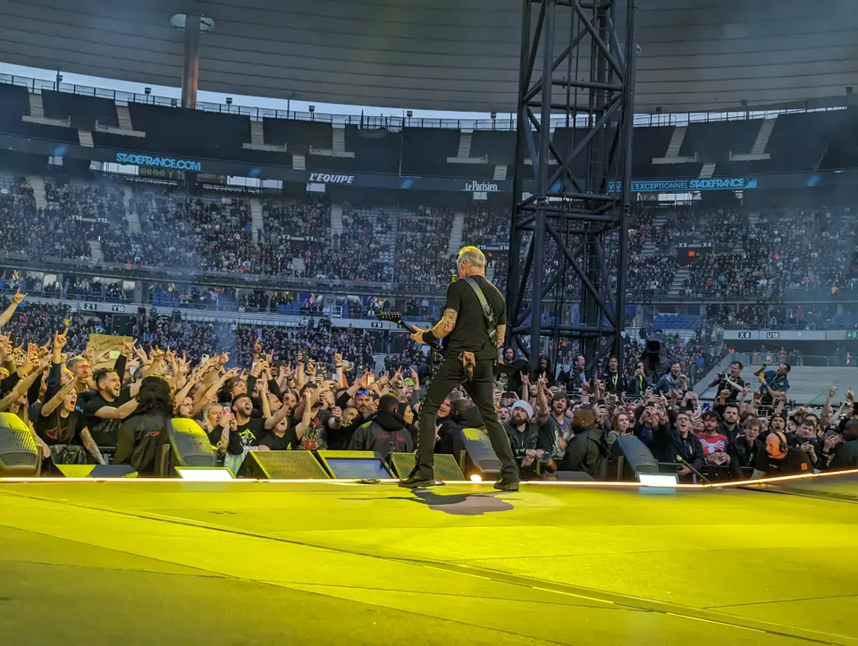 Hetfield face à la fosse dorée
