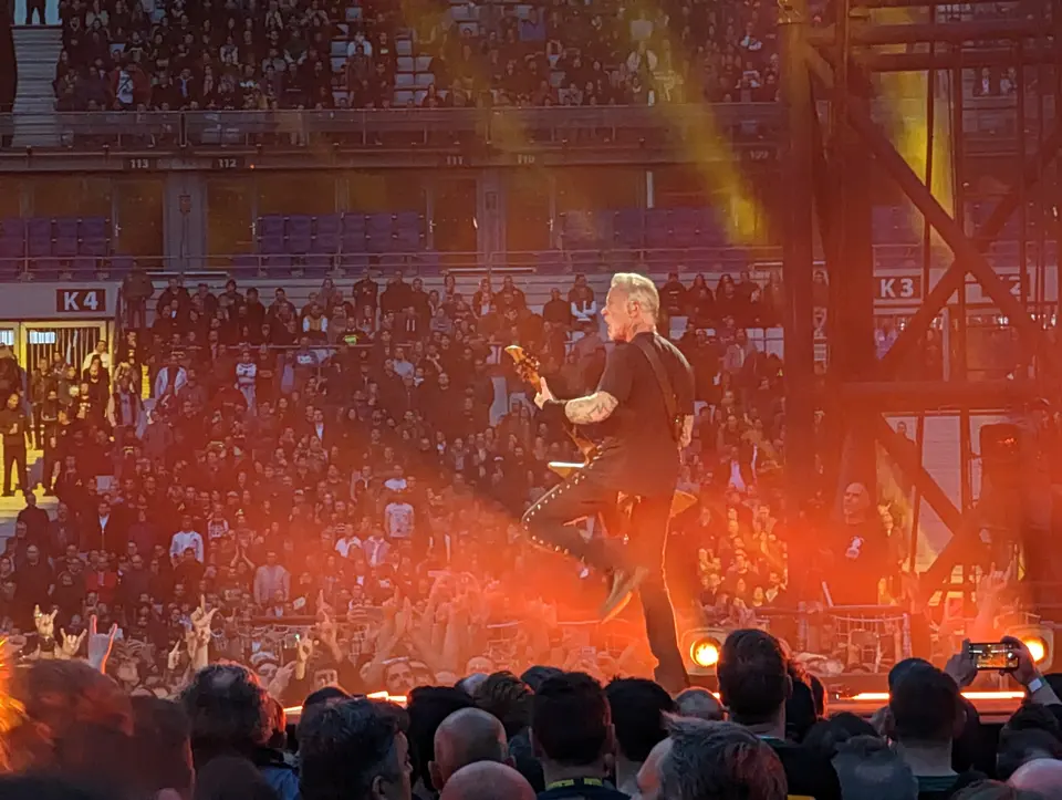 Hetfield dans la lumière rouge