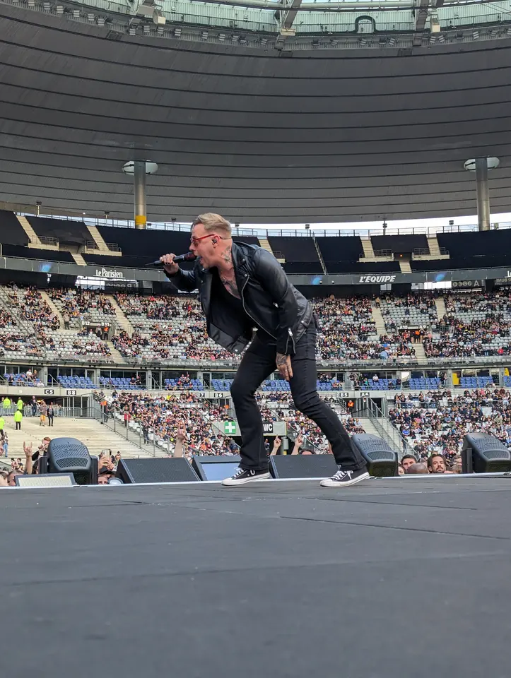 Architects, le chanteur face au stade