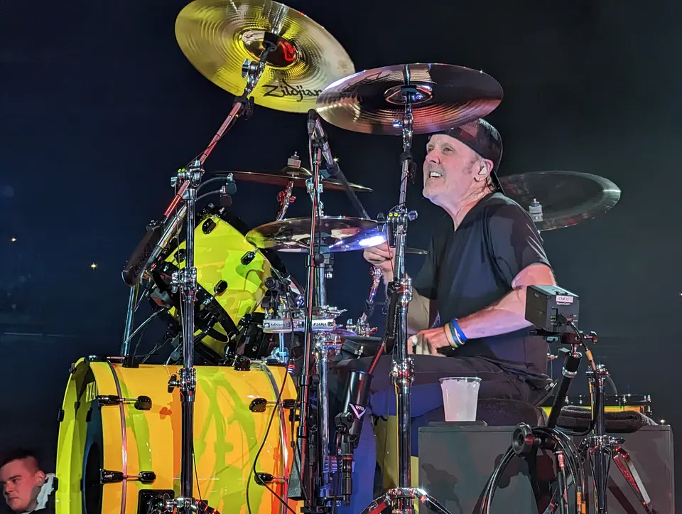 Lars Ulrich derrière ses fûts jaunes