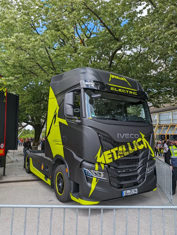 Le camion M72 devant le stade