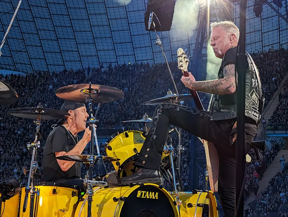 Hetfield, pied sur la grosse caisse