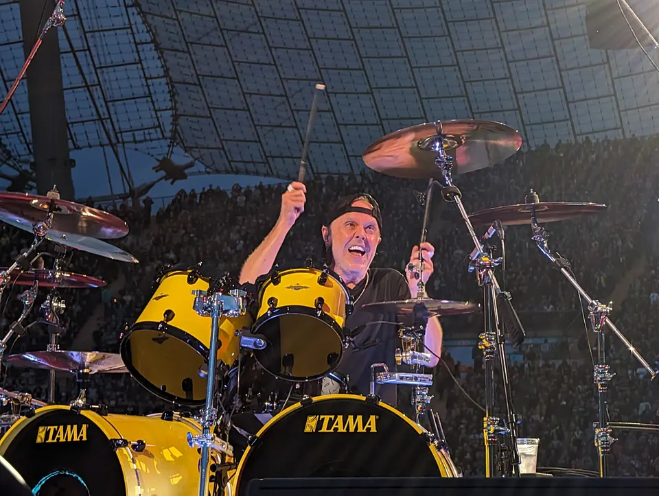 Lars Ulrich, tout sourire derrière ses fûts