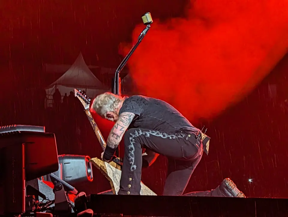 Pluie battante et fumée rouge
