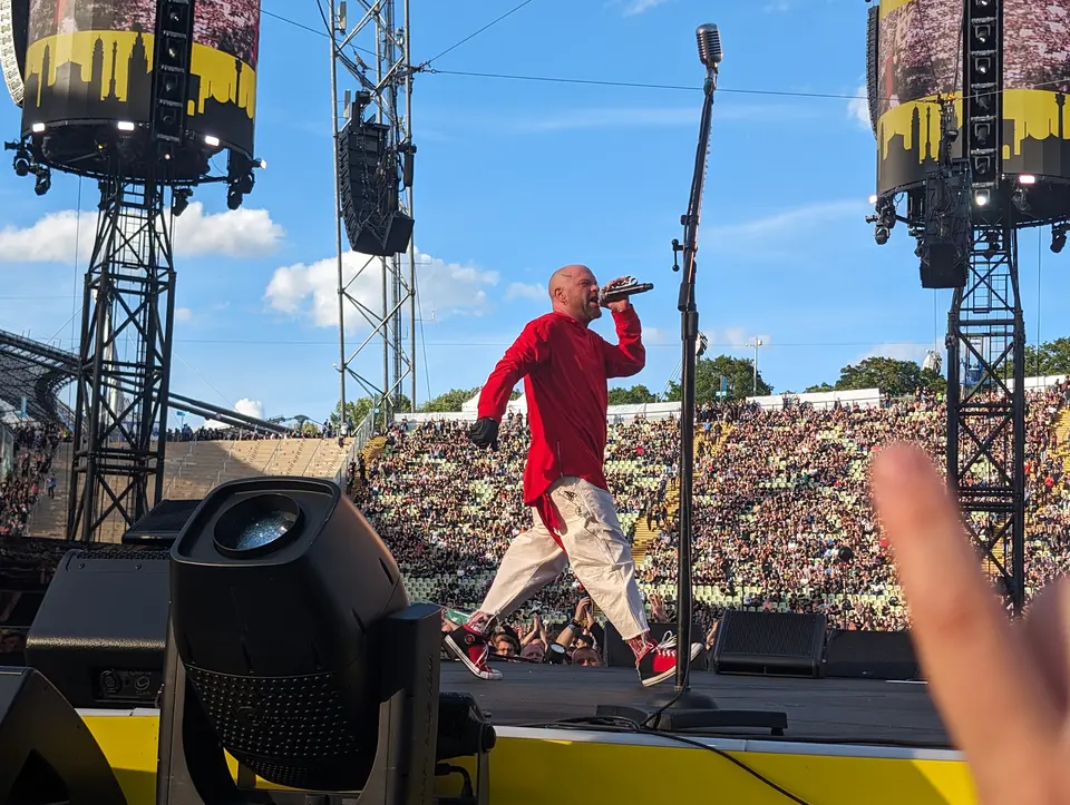 Ivan Moody arpente la scène